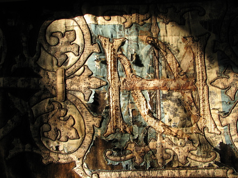 Recalling memories with a gentle light