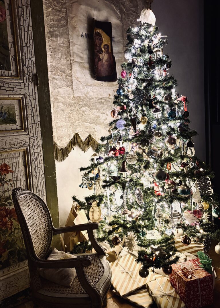 Memories by the Christmas Tree – French la Vie