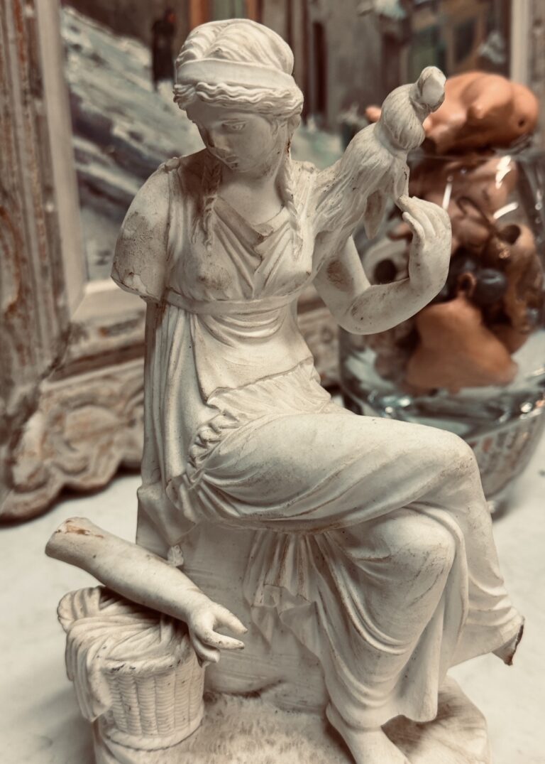 Living with Antiques – French la Vie